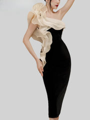 Kleid mit diagonalem Ausschnitt, Patchwork-Rüschen und Falten