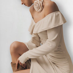 Vestido ajustado con volantes y escote alto color caqui con parte superior de tubo y cola de pez dividida