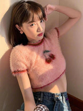 Soft Girl – Flauschiges Crop-Top „Cherry“