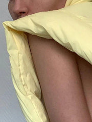 Chaqueta sin mangas con capucha y cordones de color liso