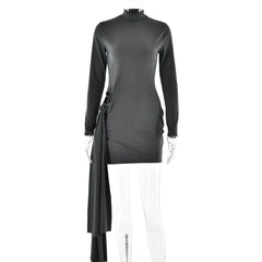 Kleid mit Rundhalsausschnitt, langen Ärmeln, schmaler Passform, hüftumwickelt, kurz