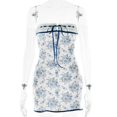 Vestido estampado sin espalda con cordones y parte superior de tubo con encaje en la cadera