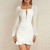 Vestido de manga larga transparente con tirantes cruzados, plisado y malla con costuras de satén