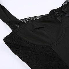 Minikleid aus Spitze mit eckigem Ausschnitt