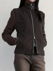 Chaqueta cargo con cuello alto y hebilla de metal de calle