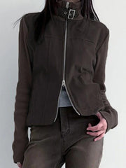 Chaqueta cargo con cuello alto y hebilla de metal de calle