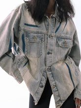 Chaqueta desgastada con grafiti lavado en la calle