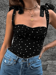 Kurzes Tanktop mit Bindebändern und Herz