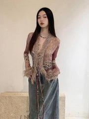 Top vintage con cordones y detalles de piel sintética