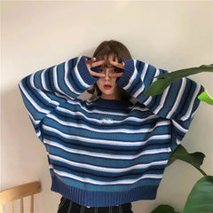 Gestreifter Strickpullover mit weiten Ärmeln