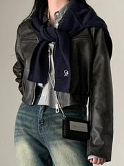 Chaqueta corta de cuero con cuello de solapa y cremallera