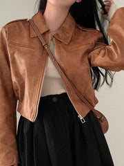 Chaqueta corta de cuero con cuello de solapa y cremallera