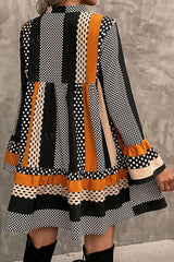 Vestido mini con cuello en V, volantes y estampado de lunares a rayas negras