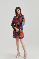 Vestido de gasa con estampado de rosas, mangas largas, cuello, pañuelo de seda, lazo y cintura alta