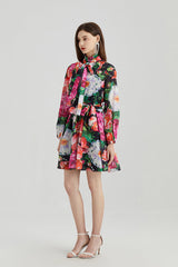 Vestido de gasa con estampado de rosas, mangas largas, cuello, pañuelo de seda, lazo y cintura alta