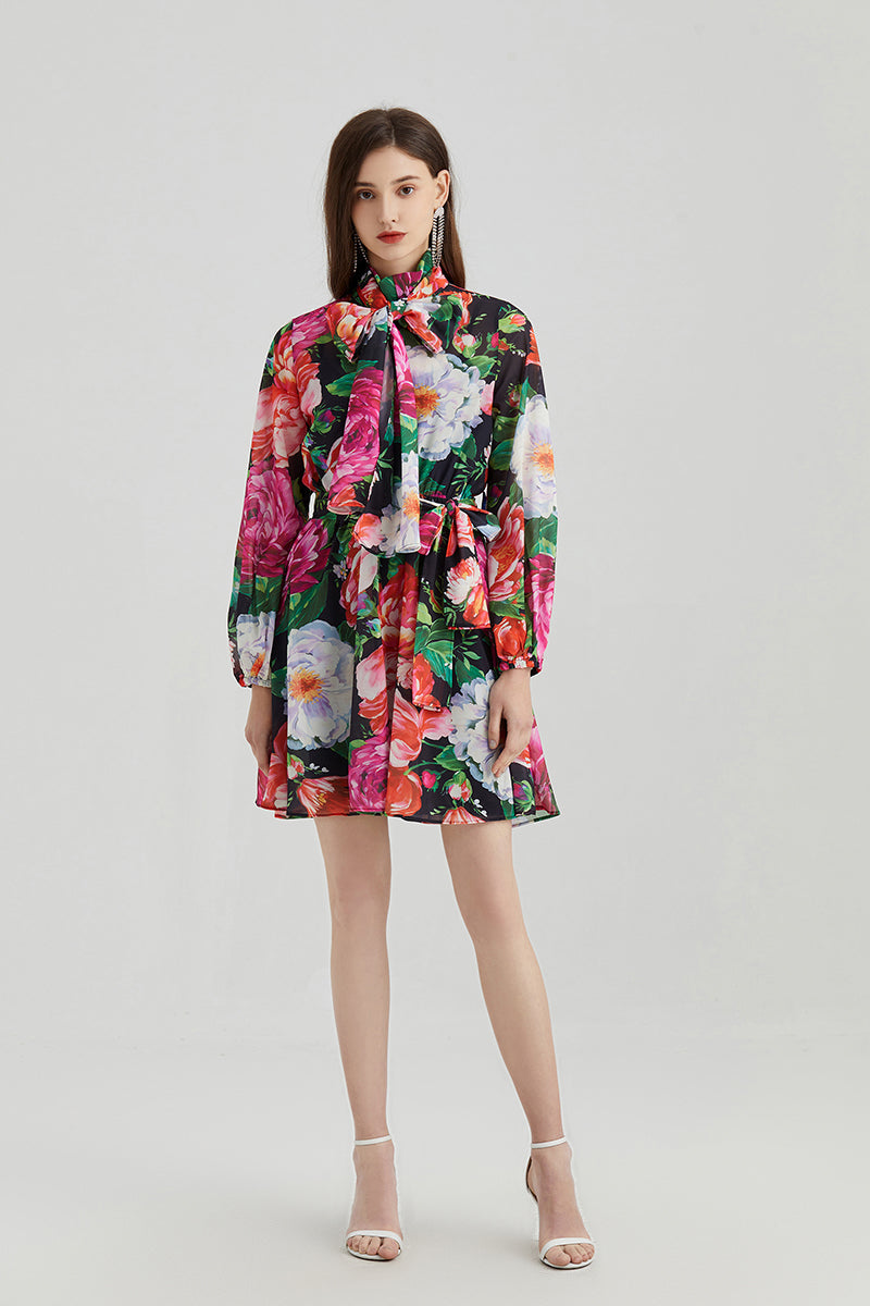 Vestido de gasa con estampado de rosas, mangas largas, cuello, pañuelo de seda, lazo y cintura alta