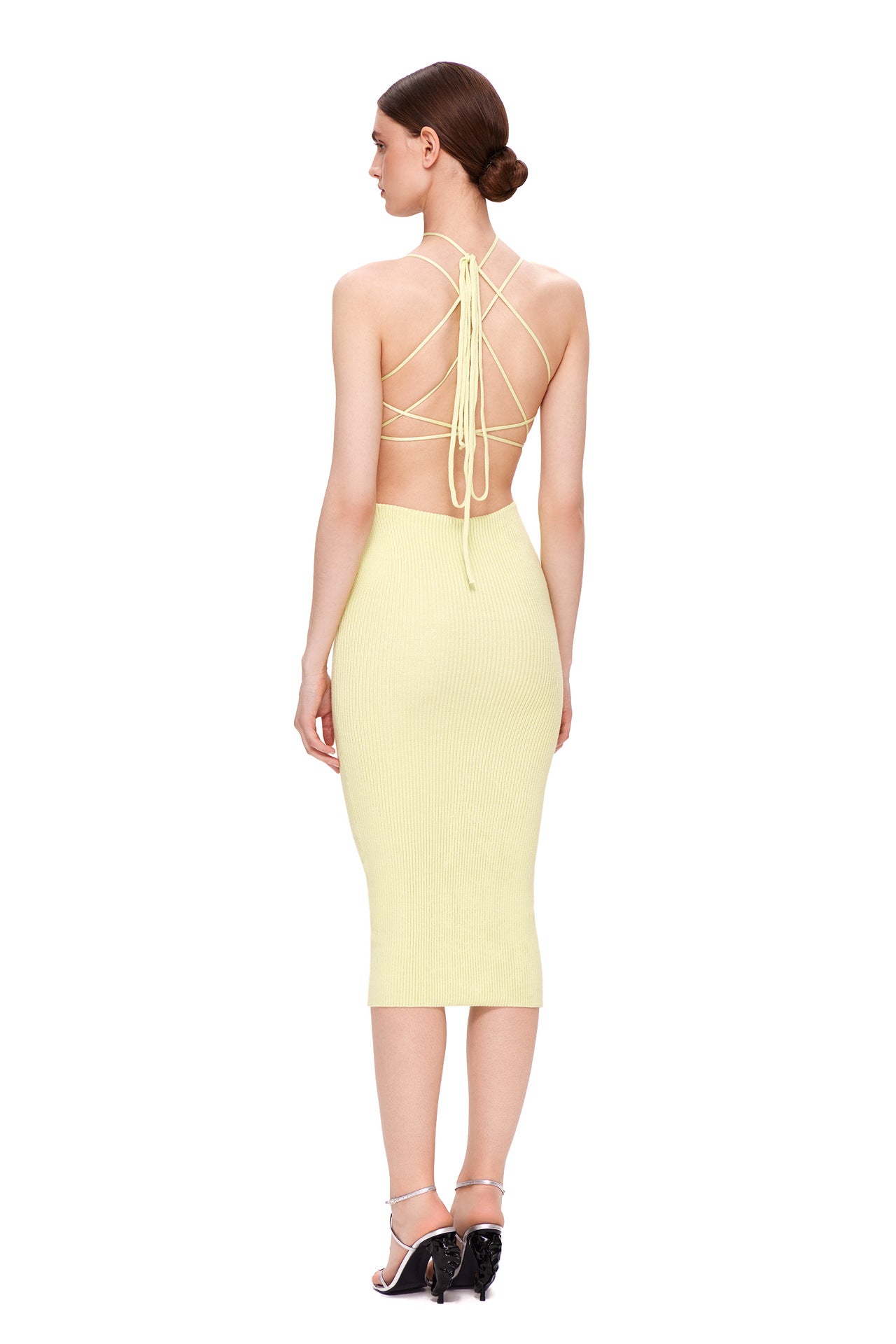 Vestido de tirantes finos con encaje y corte floral tridimensional