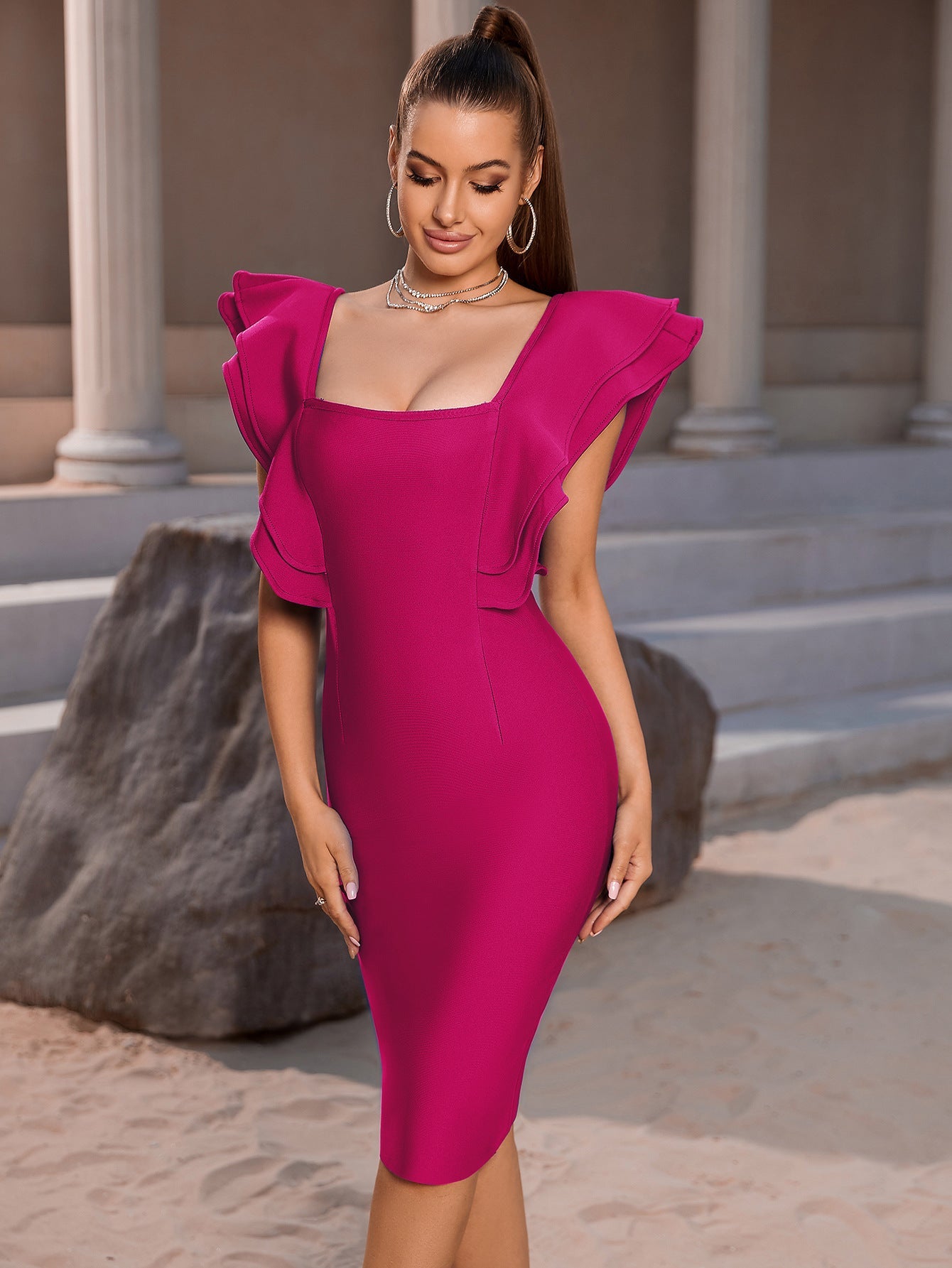 Vestido de fiesta ajustado con volantes y mangas de mariposa