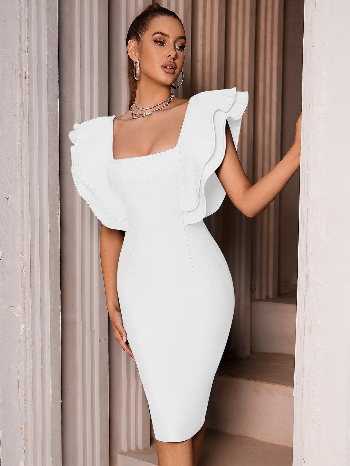 Vestido de fiesta ajustado con volantes y mangas de mariposa