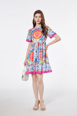 Vestido estampado de cuello redondo y vuelo amplio, corte entallado, cintura alta, manga corta