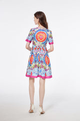 Vestido estampado de cuello redondo y vuelo amplio, corte entallado, cintura alta, manga corta