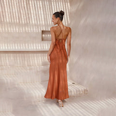 Vestido ajustado de color liso con cuello halter, espalda descubierta y corte entallado