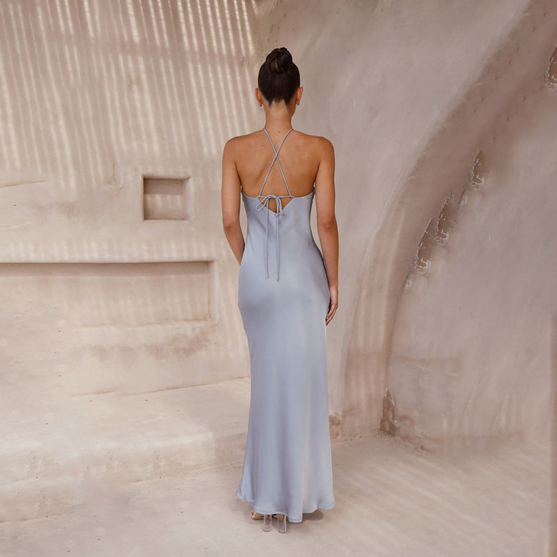 Vestido ajustado de color liso con cuello halter, espalda descubierta y corte entallado