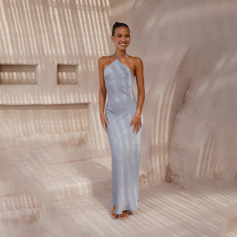 Vestido ajustado de color liso con cuello halter, espalda descubierta y corte entallado
