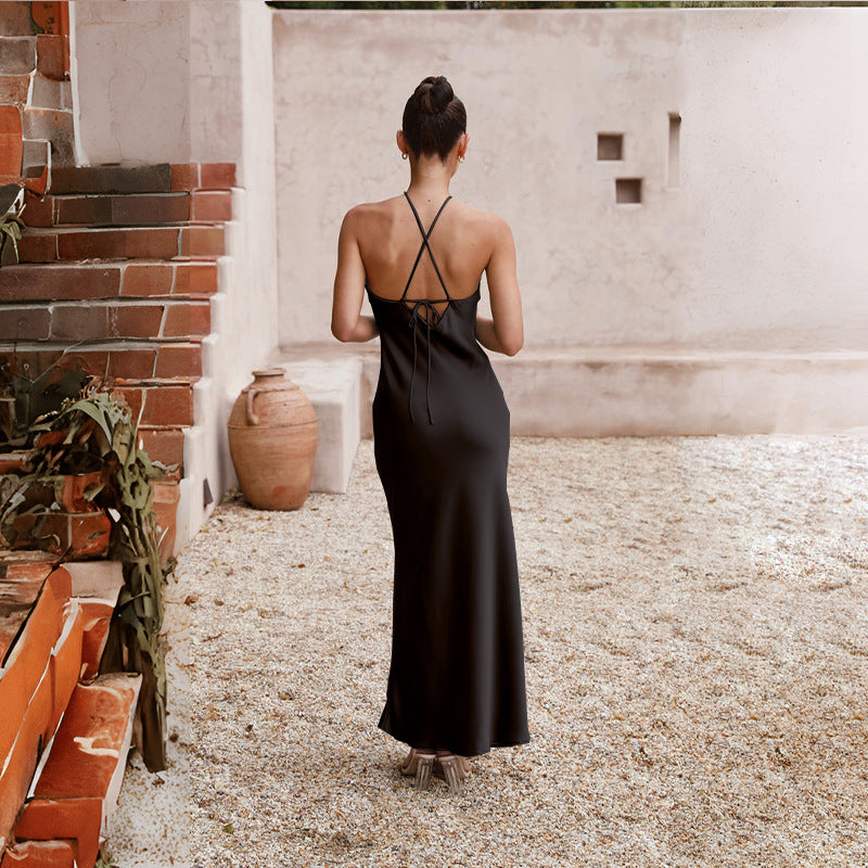 Vestido ajustado de color liso con cuello halter, espalda descubierta y corte entallado