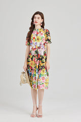 Vestido ajustado de manga corta con cuello alto, cintura alta y cordón de goma con estampado de hojas de loto en contraste