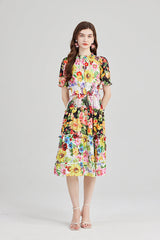 Vestido ajustado de manga corta con cuello alto, cintura alta y cordón de goma con estampado de hojas de loto en contraste