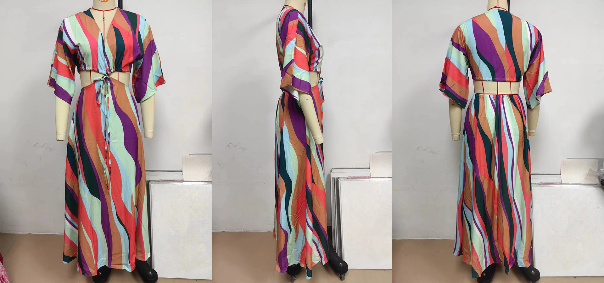 Vestido corto con tirantes y mangas murciélago de cinco puntas a juego de color