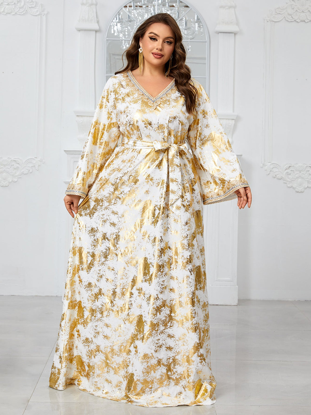 Plus Size Muslimisches Kleid aus dem Nahen Osten mit V-Ausschnitt, Stickerei, Spitze, langen Ärmeln und Gürtel