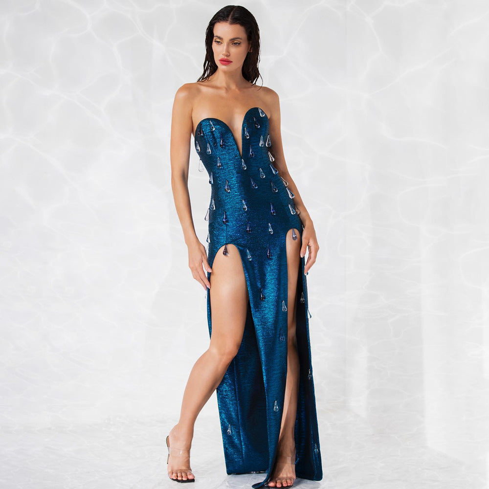 Vestido maxi ajustado con cintura ajustada y escote en V con aberturas y escote en bronce.