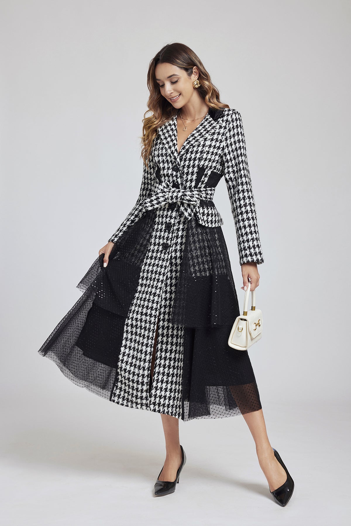 Vestido de tweed a cuadros con lentejuelas, encaje y malla de patchwork