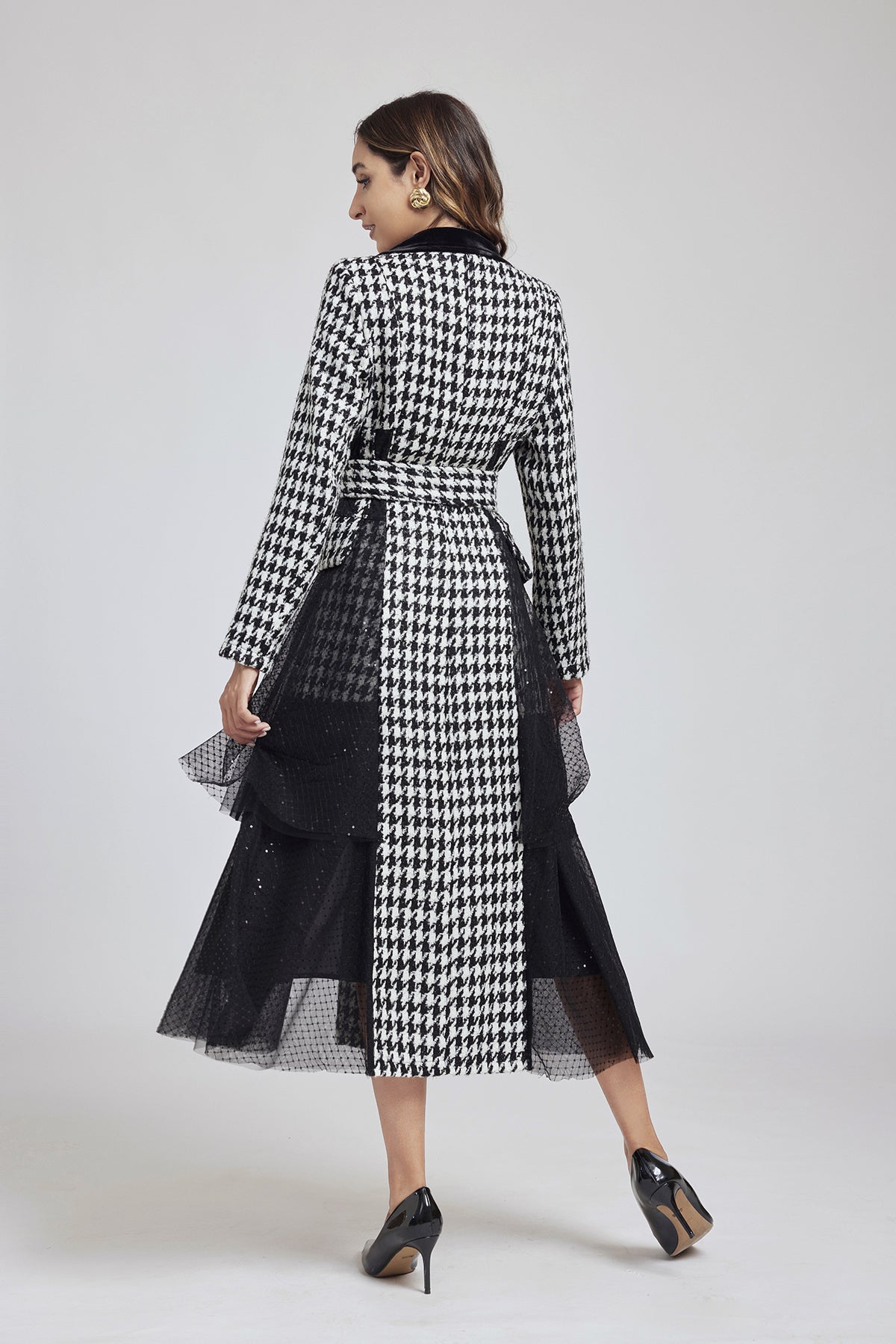 Vestido de tweed a cuadros con lentejuelas, encaje y malla de patchwork