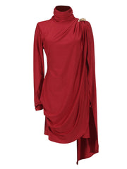 Elegante vestido de alta sociedad con cuello alto, chal plisado y corte entallado.