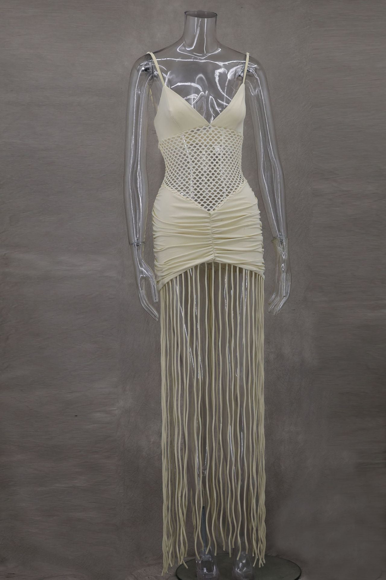 Vestido corto de malla con tirantes y volantes en la cadera con borlas