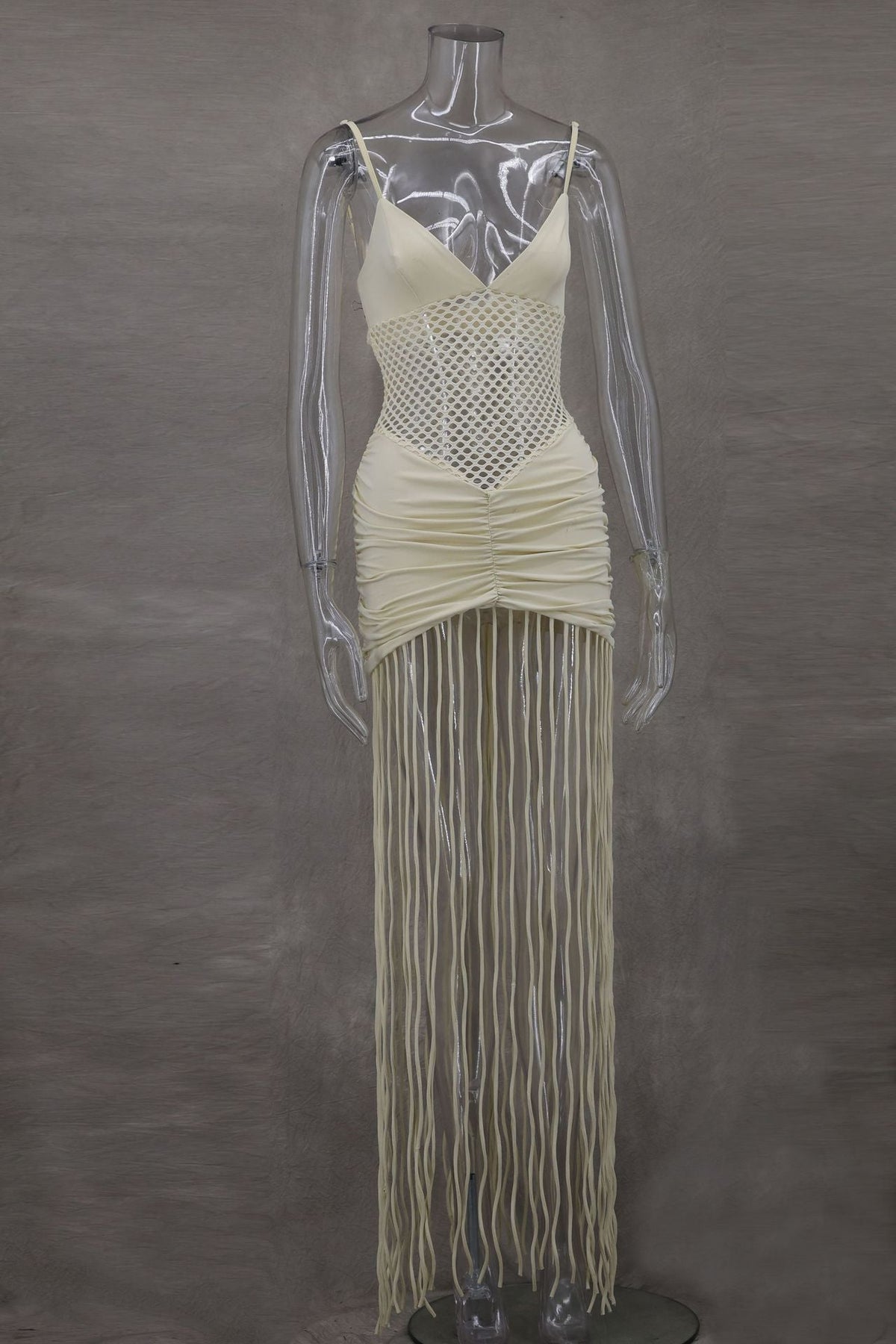 Vestido corto de malla con tirantes y volantes en la cadera con borlas
