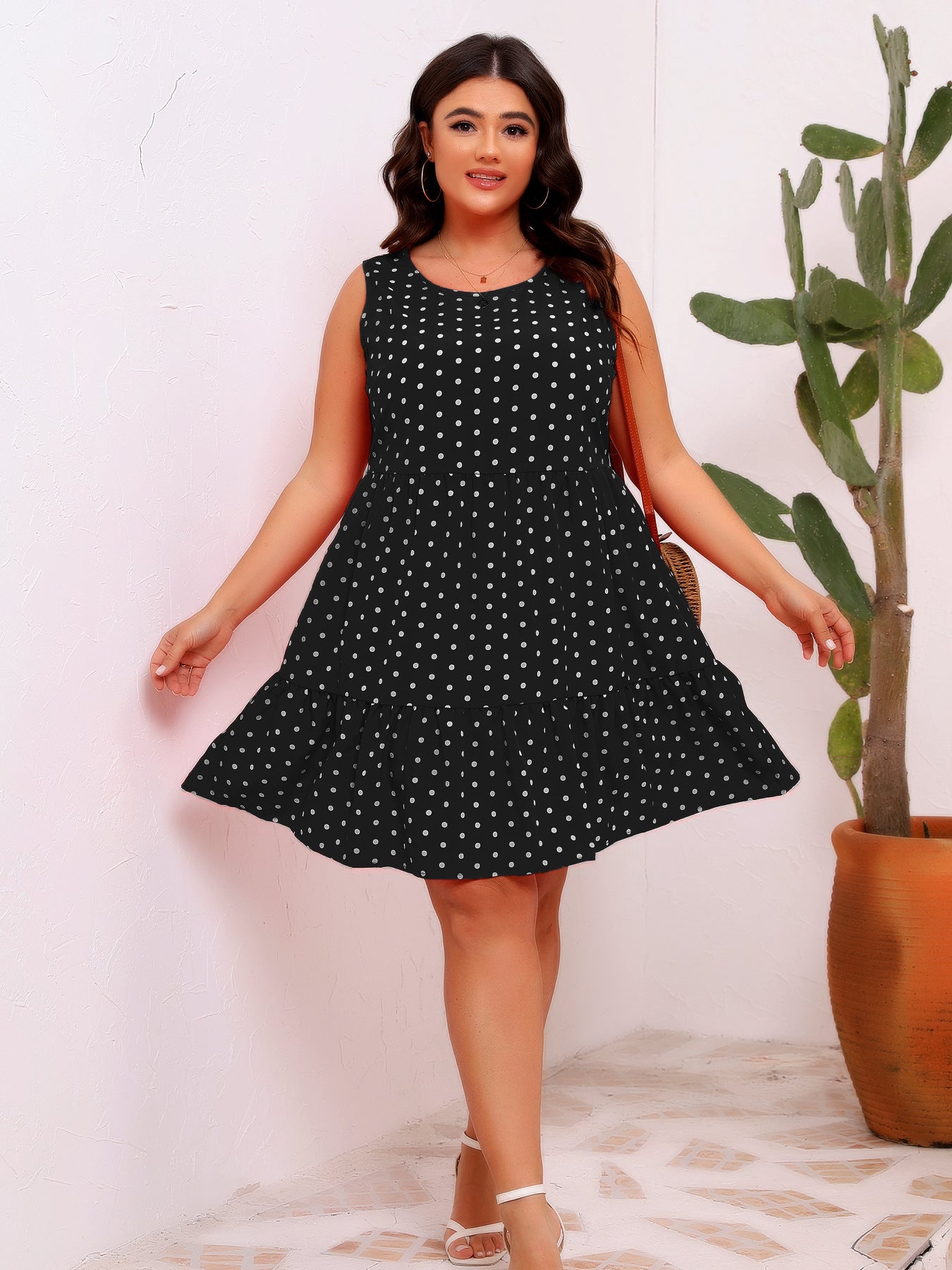 Vestido holgado de lunares, sin mangas, con cuello redondo y dobladillo grande con volantes