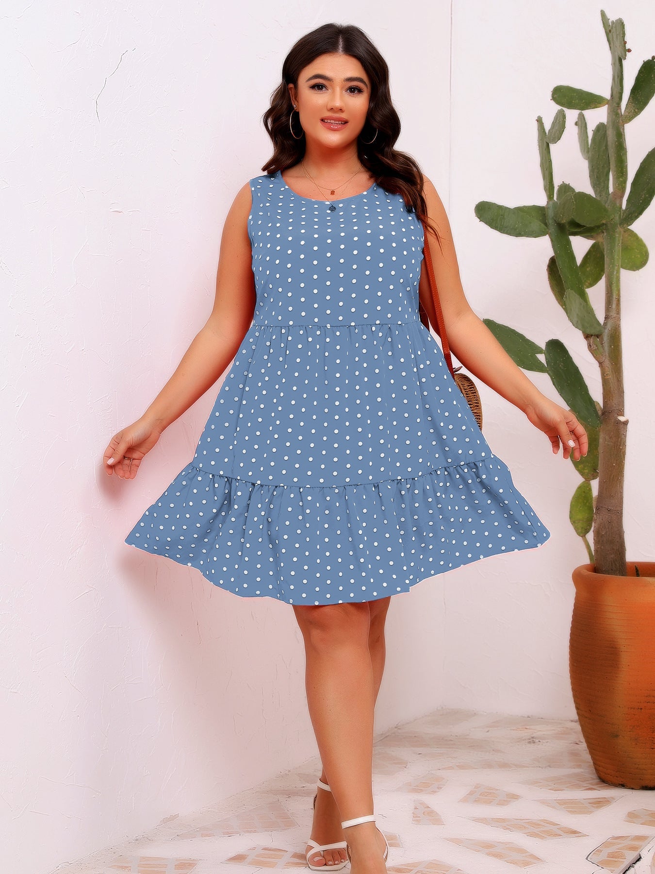 Vestido holgado de lunares, sin mangas, con cuello redondo y dobladillo grande con volantes