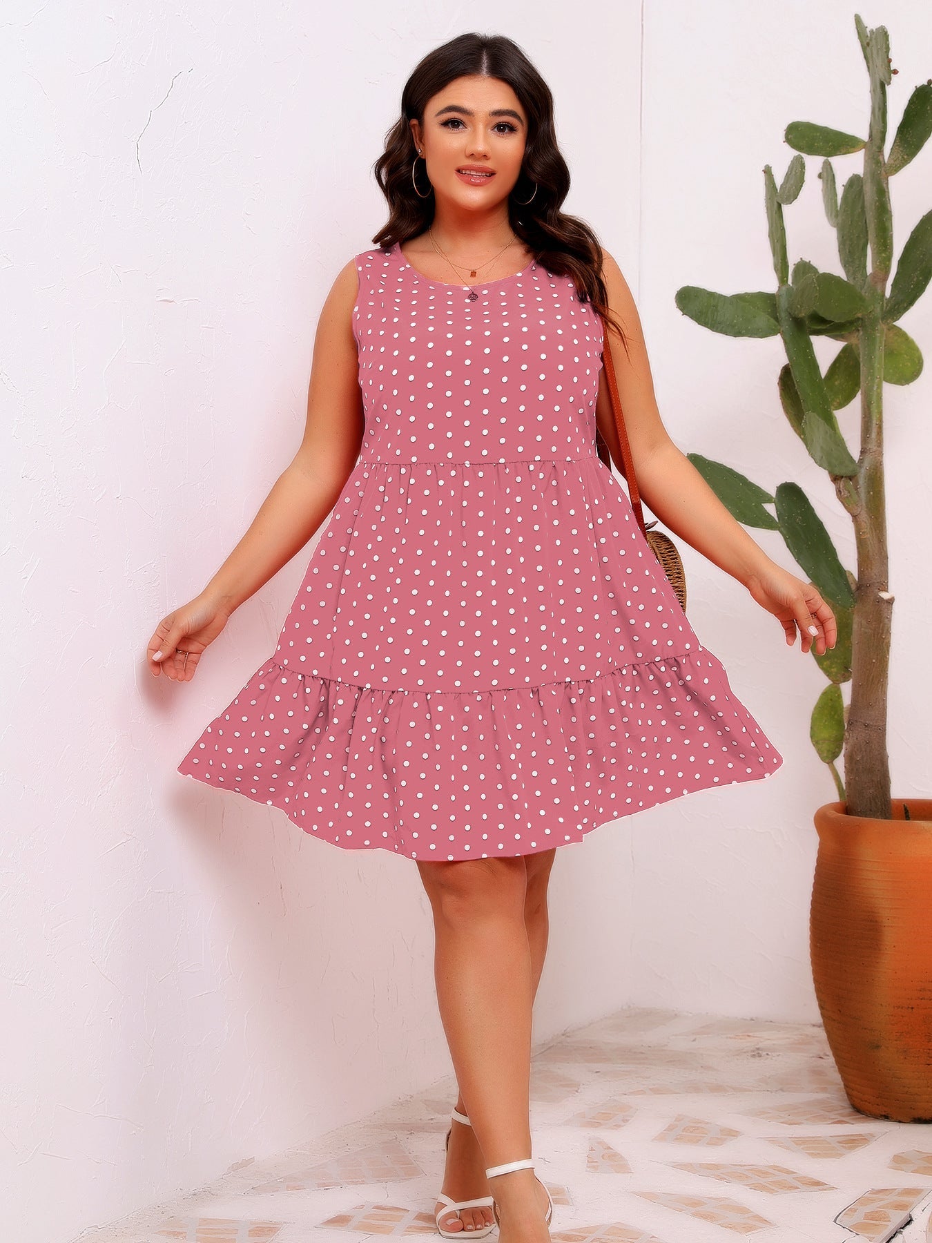 Vestido holgado de lunares, sin mangas, con cuello redondo y dobladillo grande con volantes