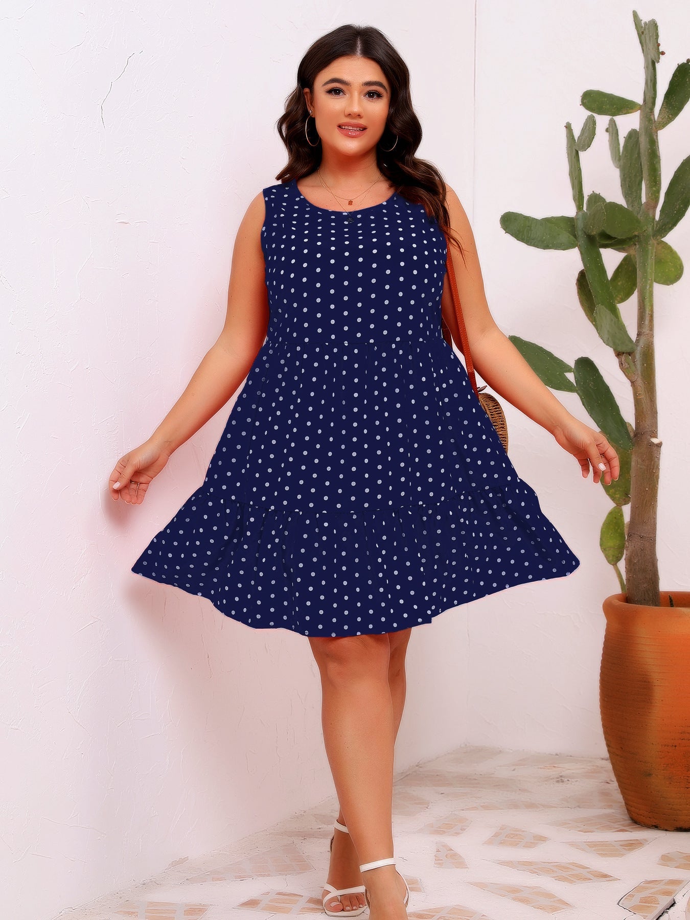 Vestido holgado de lunares, sin mangas, con cuello redondo y dobladillo grande con volantes