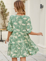 Vestido holgado de manga corta con cuello en V y estampado