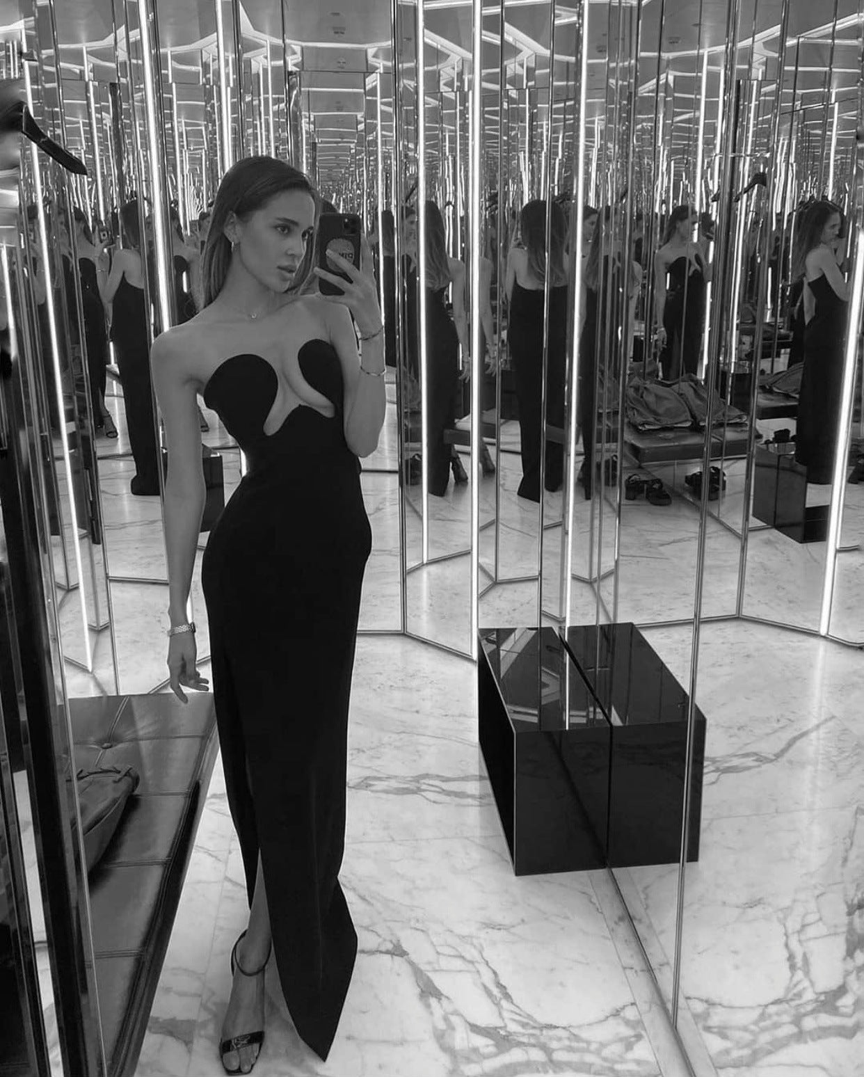 Vestido negro elástico, adelgazante, con abertura larga y escote en V y parte superior de tubo