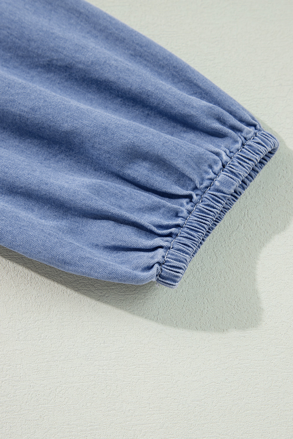 Vestido largo Myosotis Chambray con escote en V profundo y mangas con brazalete