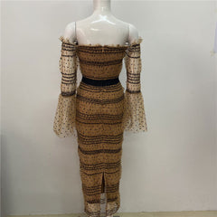Vestido de una pieza elegante con cuello cuadrado, mangas abullonadas y costuras de malla