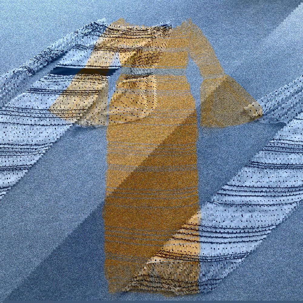 Vestido de una pieza elegante con cuello cuadrado, mangas abullonadas y costuras de malla