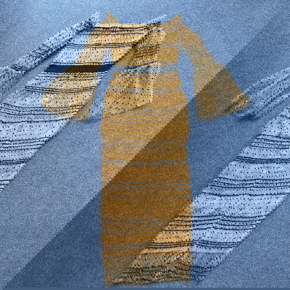 Vestido de una pieza elegante con cuello cuadrado, mangas abullonadas y costuras de malla