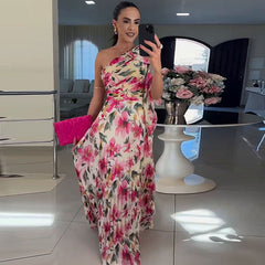 Vestido elegante y popular con estampado floral, hombros descubiertos y plegado.